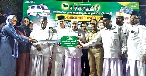லால்பேட்டையில் நடந்த முஸ்லிம் லீக் பொதுக்கூட்டத்தில் பொதுமக்களுக்கு ஆம்புலன்ஸ் அர்ப்பணிப்பு செய்யப்பட்டது.