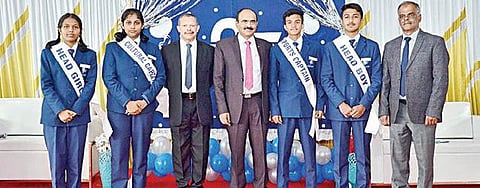 உதகை கிரசென்ட் கேசில் பப்ளிக் பள்ளியின் வெள்ளிவிழா ஆண்டு விழாவில், தேர்வு செய்யப்பட்ட புதிய குழுக்களின் தலைவர்களுடன், சென்னை உயர் நீதிமன்ற நீதிபதி என்.சதீஷ்குமார்.