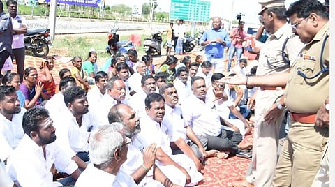 மதுரை - திருமங்கலத்தில் டோல்கேட்டை அகற்றக் கோரி திடீர் போராட்டம்: ஆர்.பி.உதயகுமார் உள்பட 200 பேர் கைது