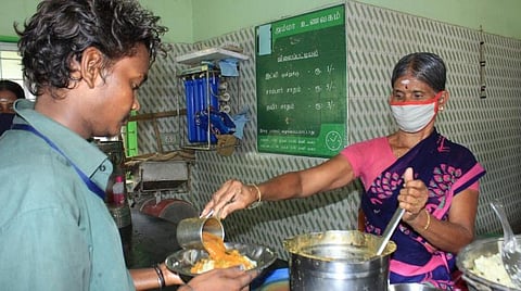 தேசிய, மாநில நெடுஞ்சாலைகளில் 25 கி.மீ இடைவெளியில் அம்மா உணவகம் அமைக்க கோரிய வழக்கு தள்ளுபடி