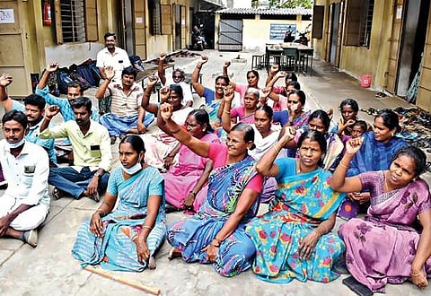 ஈரோடு வீரப்பன்சத்திரம் அரசு பெண்கள் பள்ளியில் பழுதான வகுப்பறைகளை சீரமைக்க வலியுறுத்தி பெற்றோர் போராட்டத்தில் ஈடுபட்டனர்.