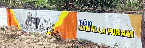 மாமல்லபுரத்தில் சர்வதேச செஸ் ஒலிம்பியாட் போட்டிகள் நடைபெறவுள்ளதை முன்னிட்டு சாலையோர சுவர்களில் வரையப்பட்டுள்ள தமிழக பாரம்பரிய கலாச்சார ஓவியங்கள்.