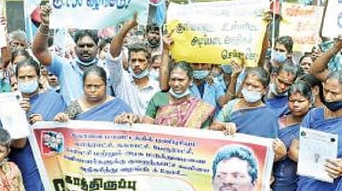 குறைந்தபட்ச கூலியை அதிகரித்து வழங்கக் கோரி கோவை மாவட்ட ஆட்சியர் அலுவலகம் முன்பு நேற்று போராட்டத்தில் ஈடுபட்ட தூய்மை பணியாளர்கள். படம்: ரா.ராகுல்