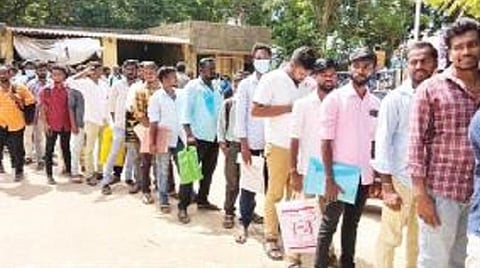 திருவாரூரில் உள்ள நுகர்பொருள் வாணிபக் கழக மண்டல மேலாளர் அலுவலகத்தில் நேற்று பருவகால பணியாளர் பணிக்கு விண்ணப்பிப்பதற்காக திரண்டிருந்த இளைஞர்கள்