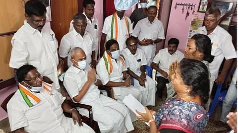 இலங்கை கடற்படையால் கைது செய்யப்பட்ட மீனவர்களின் குடும்பத்தாரை சந்தித்துப் பேசிய புதுச்சேரி முன்னாள் முதல்வர் வி.நாராயணசாமி, எம்.பி., வி.வைத்திலிங்கம்.