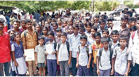 செங்கோட்டை அரசு மேல்நிலைப்பள்ளியில் 52 ஆண்டுகளுக்கு பிறகு சந்தித்த பழைய மாணவர்கள்