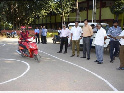 ஆர்டிஓ அலுவலக சோதனை இல்லாமல் ஓட்டுநர் உரிமத்தைப் பெறுவது எப்படி?- முக்கிய தகவல்கள்