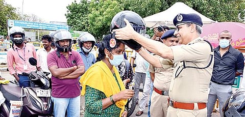 மெரினாவில் ஹெல்மெட் விழிப்புணர்வு முகாமை காவல் ஆணையர் சங்கர் ஜிவால் நேற்று தொடங்கி வைத்து, ஹெல்மெட் அணியாமல் வாகனங்களை ஓட்டியவர்கள், பயணித் தவர்களுக்கு அறிவுரை வழங்கி ஹெல்மெட் அணிவித்தார். போக்குவரத்து காவல் கூடுதல் ஆணையர் கபில்குமார் சி.சரத்கர், துணை ஆணையர் குமார் உள்ளிட்டோர் பங்கேற்றனர்.
