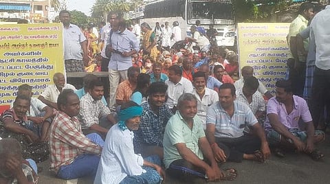 கரூர் வடக்குபாளையத்தில் கரூர் திருச்சி நெடுஞ்சாலையில் சாலைமறியலில் ஈடுபட்டஅப்பகுதி மக்கள்.