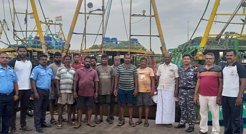 புதுச்சேரி | நடுக்கடலில் படகு பழுதாகி தவித்த 9 மீனவர்களை மீட்ட கடலோர காவல் படை