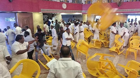 ராமநாதபுரத்தில் இருக்கைகளை வீசி மோதலில் ஈடுபட்ட ஓபிஎஸ், இபிஎஸ் ஆதரவாளர்கள்