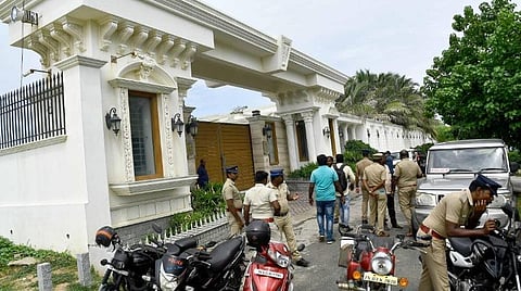 முன்னாள் அமைச்சர் காமராஜ் வீடு உட்பட52 இடங்களில் லஞ்ச ஒழிப்பு சோதனை - மகன்கள், உறவினர் உட்பட 6 பேர் மீது வழக்கு பதிவு