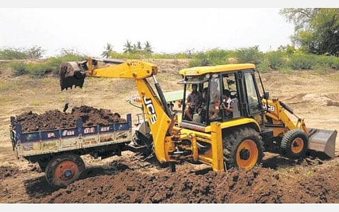 ஏரி, குளங்களில் உள்ள வண்டல் மண்ணை இலவசமாக பயன்படுத்த விவசாயிகள் என்ன செய்ய வேண்டும்?
