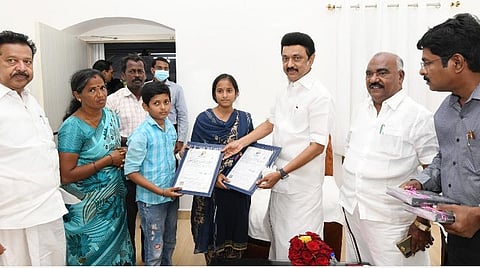 செஞ்சியை சேர்ந்த வாசன், பூஜாவுக்கு சாதிச் சான்றிதழ் வழங்கிய முதல்வர் ஸ்டாலின்
