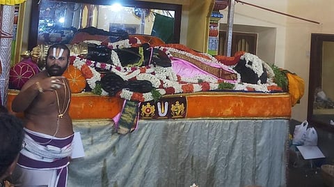 இளம் சிவப்பு நிறப்பட்டாடையில் அத்தி வரதர்