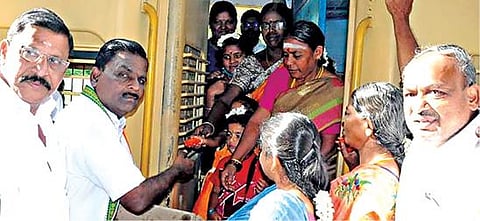 ஈரோடு-திருச்சி செல்லும் பயணிகள் ரயில் நேற்று முதல் மீண்டும் இயக்கப்பட்டதை யடுத்து காங்கிரஸ் கட்சி சார்பில் பயணிகளுக்கு இனிப்பு வழங்கப்பட்டது.