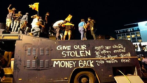 கட்டுகட்டாகப் பணம், பதுங்கு குழி, இலங்கை அதிபர் மாளிகையை விட்டு வெளியேற மறுக்கும் போராட்டக்காரர்கள்: அடுத்தது என்ன?