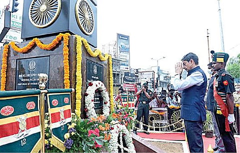 வேலூர் சிப்பாய் புரட்சியின் 216-ம் ஆண்டு நினைவு தினத்தை முன்னிட்டு நேற்று வேலூர் மக்கான் சிக்னல் பகுதியில் உள்ள நினைவுத் தூணுக்கு மரியாதை செலுத்திய ஆளுநர் ஆர்.என்.ரவி. படம்: வி.எம்.மணிநாதன்