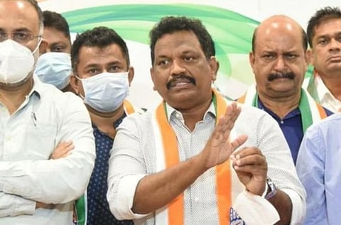 காங்கிரஸ் எம்எல்ஏக்களுடன் கட்சியின் மேலிடப் பார்வையாளர் தினேஷ் குண்டுராவ்: கோப்புப்படம்