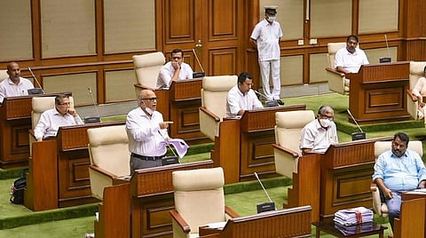 கோவாவில் 2 எம்எல்ஏ-க்களை தகுதி நீக்கம் செய்ய வேண்டும் - பேரவைத் தலைவரிடம் காங்கிரஸ் மனு