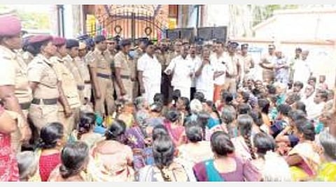 இந்து சமய அறநிலையத் துறையினரின் நடவடிக்கைக்கு எதிர்ப்பு தெரிவித்து ஆர்ப்பாட்டத்தில் ஈடுபட்ட பொதுமக்கள்.