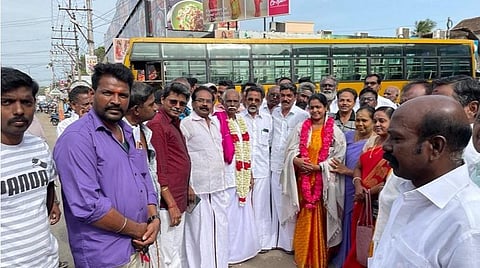 வெற்றி பெற்ற கீதா செந்தில் முருகனை பாராட்டும் திமுகவினர்.