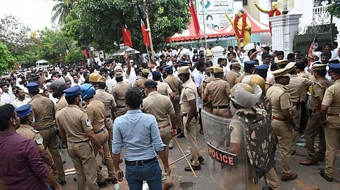 அதிமுக தலைமை அலுவலகம் அருகே மோதல்: 400 பேர் மீது வழக்குப்பதிவு