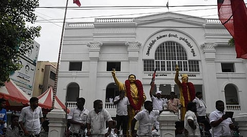 ‘அதிமுக அலுவலகத்தில் ஓபிஎஸ் கொள்ளையடித்த பொருட்களை மீட்டுத் தருக’ - காவல்துறையில் புகார்