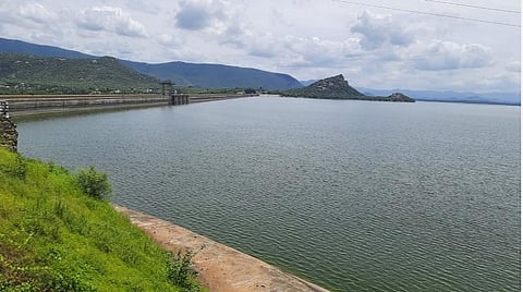 மேட்டூர் அணைக்கு நீர்வரத்து அதிகரித்து வருவதால் கடல் போல் காட்சி அளிக்கும் அணையின் நீர்த்தேக்க பகுதி.