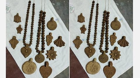 மதுரை மாவட்டம் உசிலம்பட்டியில் இயற்கை விவசாயி பா.கணேசன் நாட்டுமாட்டுச்சாணம், கோமியத்தில் உருவாக்கிய கழுத்தில் அணியும் பாசி மாலை.