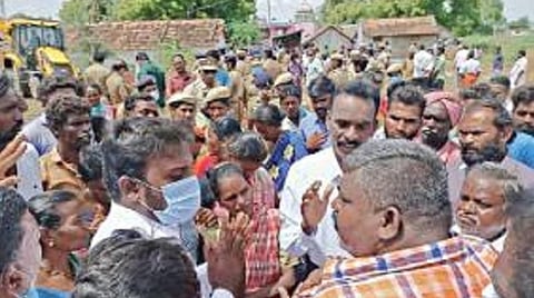 சேலம் கொங்கணாபுரம் அருகே உள்ள வெள்ளாளபுரம் ஏரி ஆக்கிரமிப்பில் இருந்த குடியிருப்புகளை நேற்று வருவாய்த்துறையினர் அகற்றும்போது, எதிர்ப்பு தெரிவித்து அப்பகுதி மக்கள் வாக்குவாதத்தில் ஈடுபட்டனர்.