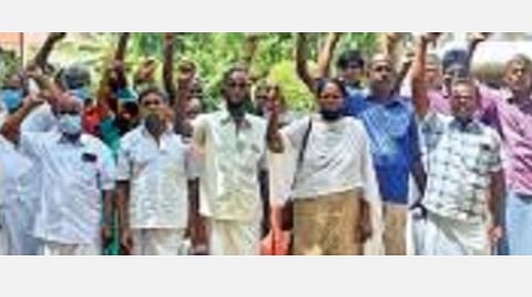 புதூர் வட்டாரம் மேலவெங்கடாசலபுரம் கிராமம் அருகே செயல்படும் தனியார் சிமென்ட் ஆலையை கண்டித்து கோவில்பட்டி கோட்டாட்சியர் அலுவலகத்தில் கிராம மக்கள் போராட்டத்தில் ஈடுபட்டனர்.