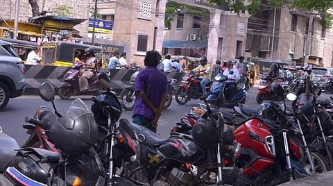 மதுரை அரசு ராஜாஜி மருத்துவமனை முன் அடிக்கடி திருடுபோகும் நோயாளிகளின் இரு சக்கர வாகனங்கள்