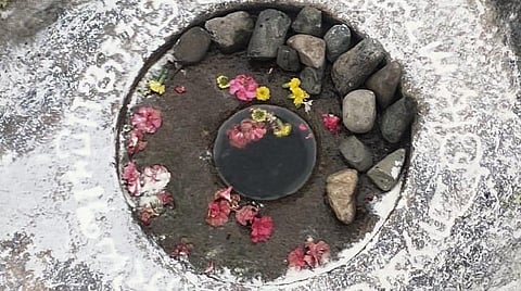 ஏலகிரி மலையில் கண்டெடுக்கப்பட்ட செக்குக் கல்வெட்டு.