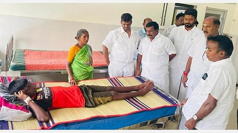 வயிற்றுப் போக்கால் பாதிக்கப்பட்டு காரைக்கால் அரசு பொது மருத்துவமனையில் சிகிச்சைப் பெற்று வருவோரை சந்தித்து ஆறுதல் கூறிய புதுச்சேரி சட்டப்பேரவை எதிர்க்கட்சித் தலைவர் ஆர்.சிவா