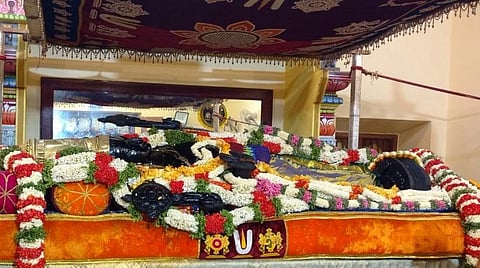 14-வது நாளில் வெளிர் மஞ்சள் கலந்த நீல நிறப் பட்டாடையில் பக்தர்களுக்கு அருள்பாலித்த அத்தி வரதர்