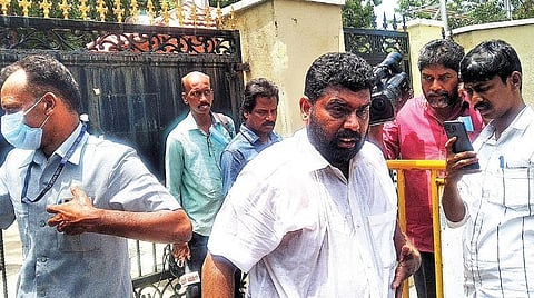 வேலை வாங்கித் தருவதாக கூறி ரூ.18 லட்சம் மோசடி: திமுக கவுன்சிலர் மீது நடவடிக்கை கோரி ஐ.டி. பிரிவு நிர்வாகி தீக்குளிக்க முயற்சி