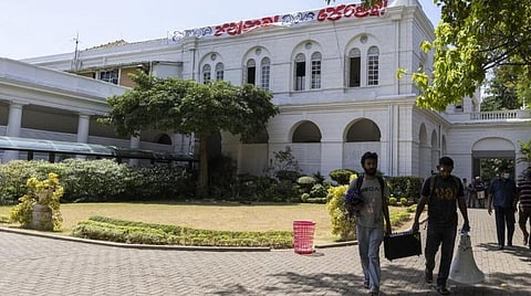 இலங்கை அதிபர் மாளிகையில் இருந்து அமைதியாக வெளியேறிய போராட்டக்காரர்கள்