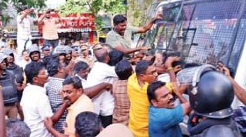 விருதுநகரில் அமைச்சர் சாத்தூர் ராமச்சந்திரன் வீட்டை முற்றுகையிட முயன்றபோது போலீஸார் தடுத்து நிறுத்தியதால் போலீஸ் வாகனத்தின் முன் திரண்டு மறியல் செய்த பாஜகவினர்.