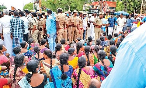 கள்ளக்குறிச்சி அரசு மருத்துவக் கல்லூரி மருத்துவமனை முன்பு சாலை மறியலில் ஈடுபட்ட மாணவியின் பெற்றோர் மற்றும் உறவினர்கள்.