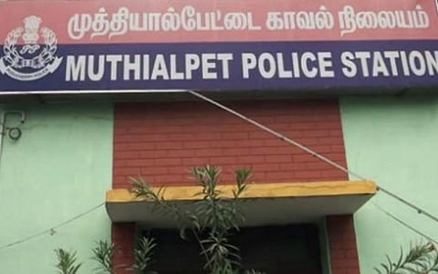 பாரதி அரசு மகளிர் கல்லூரியில் 2 ஆயிரம் புத்தகங்களை திருடியதாக 6 பேர் கைது