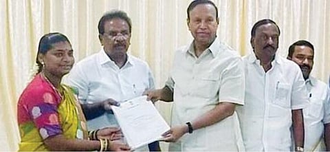 தாம்பரம் மாநகராட்சி ஆதிதிராவிட நலத்துறை பள்ளிக்கு நிதி ஒதுக்கீடு செய்து, அதற்கான ஆணையை தாம்பரம் மேயர் வசந்தகுமாரியிடம் வழங்கும் எம்பி. டி.ஆர். பாலு. உடன் தாம்பரம் எம்எல்ஏ எஸ்.ஆர். ராஜா.