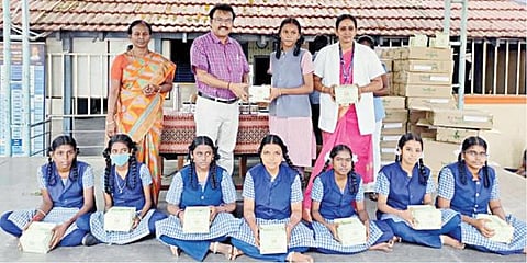 மாவட்ட ஆயுஷ் மருத்துவப் பிரிவு சார்பில் திருச்சி அரசு சையது முர்துசா மேல்நிலைப் பள்ளி மாணவிகளுக்கு ஹீமோகுளோபின் உற்பத்தியை அதிகரிக்க உதவும் மருந்துப் பெட்டகத்தை வழங்குகிறார் மாவட்ட சித்த மருத்துவ அலுவலர் சா.காமராஜ்.