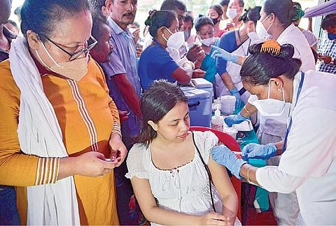 அசாம் மாநிலத்தில் உள்ள குவாஹாட்டியில், பயனாளி ஒருவருக்கு பூஸ்டர் தடுப்பூசி செலுத்துகிறார் சுகாதாரப் பணியாளர். படம்: பிடிஐ