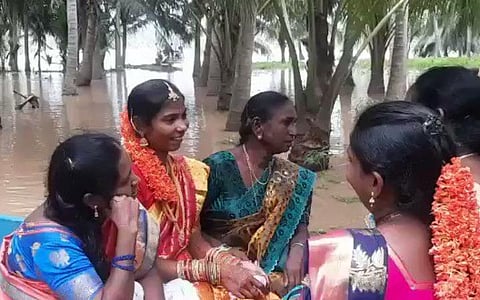 ஆந்திராவில் வெள்ளத்தால் தீவு போல் மாறிய கிராமம் - படகு சவாரி மூலம் திருமணம் செய்த தம்பதி