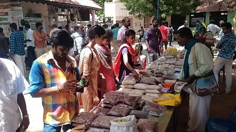 அரியலூரில் நடைபெற்று வரும் விதைத்திருவிழாவில் தங்களுக்கு தேவையான பொருட்களை வாங்கும் மக்கள்.