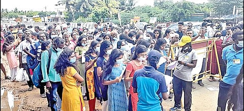 தமிழகம் முழுவதும் இளநிலை மருத்துவப் படிப்புக்கான ’ நீட்’ நுழைவுத் தேர்வு நேற்று நடைபெற்றது. காஞ்சிபுரம் மாவட்டம் படப்பையில் உள்ள ஒரு மையத்துக்கு தேர்வு எழுத வந்த மாணவ, மாணவிகள். | படங்கள்: எம்.முத்துகணேஷ் |