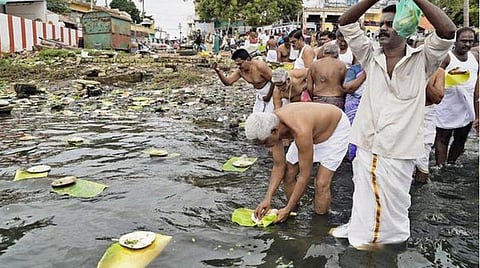 காவிரியில் கரைபுரண்டு ஓடும் வெள்ளம்: பவானி கூடுதுறையில் பக்தர்களுக்கு தடை