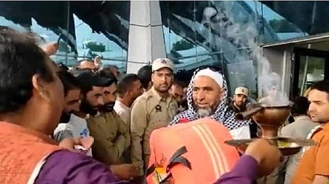 காஷ்மீர் ஹஜ் பயணிக்கு பாரம்பரிய முறைப்படி வரவேற்பளிக்கும் இந்து பண்டிட்