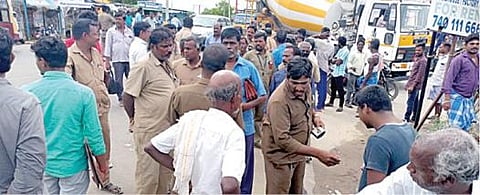 திருவள்ளூர் அருகே அரண்வாயில் குப்பம் பகுதியில் மாநகர பேருந்து ஓட்டுநர் மீது தாக்குதல் நடத்தப்பட்டதற்கு எதிர்ப்பு தெரிவித்து, அப்பகுதியில் நேற்று மாநகர பேருந்து ஓட்டுநர்கள், நடத்துநர்கள் போராட்டத்தில் ஈடுபட்டனர்.